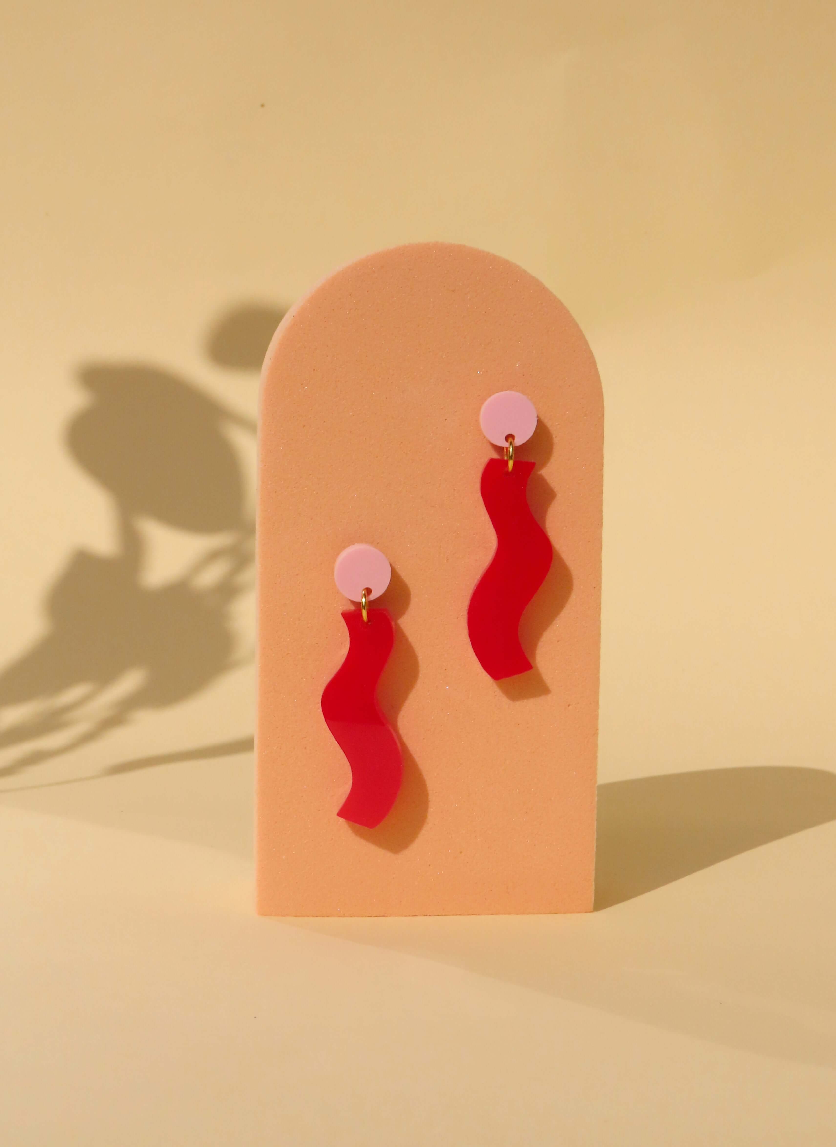 Wormly Ohrringe mit Edelstahl Steckern in rosa rot